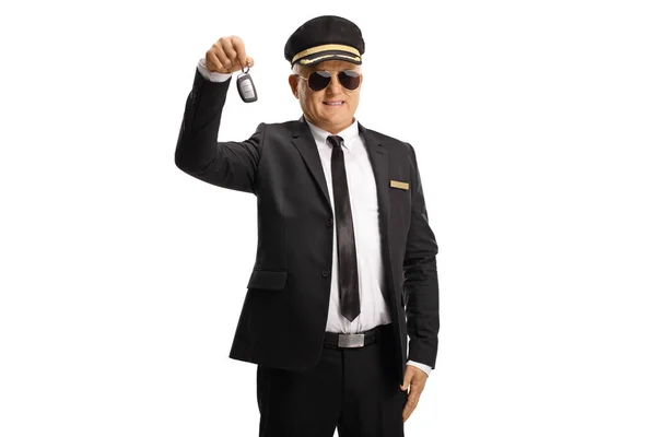 Chauffeur Een Uniform Met Zonnebril Met Een Auto Sleutel Geïsoleerd — Stockfoto