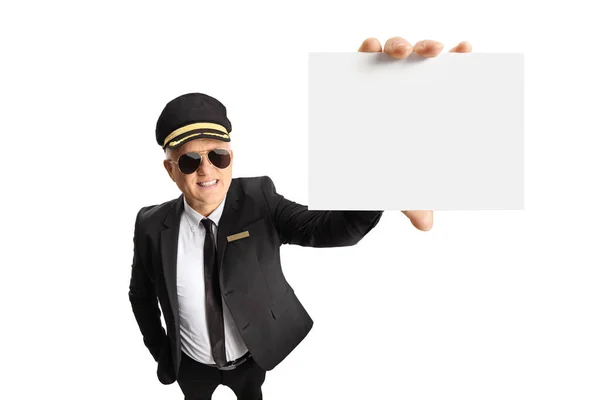 戴著制服和太阳镜的乔菲 在相机前展示空白卡片 白色背景隔离 — 图库照片