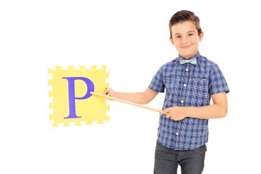 bulmacanın bir parçası gösteren çocuk