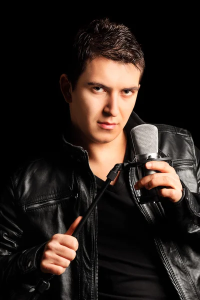 Erkek şarkıcı holding mikrofon — Stok fotoğraf