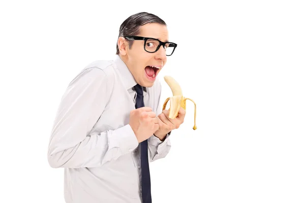 Homme aux lunettes mangeant de la banane — Photo