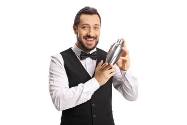 Barmen beyaz arka planda kokteyl karıştırıyor ve gülümsüyor.