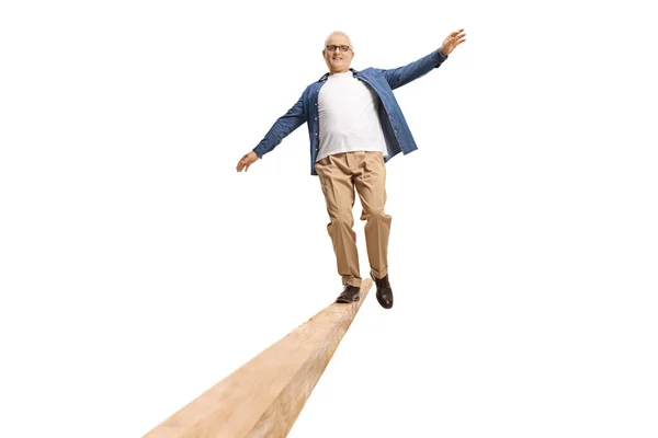 Портрет Взрослого Человека Идущего Деревянной Балке Белом Фоне — стоковое фото
