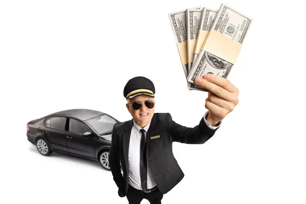 Chauffeur Met Een Zwarte Auto Houden Stapels Geld Geïsoleerd Witte — Stockfoto