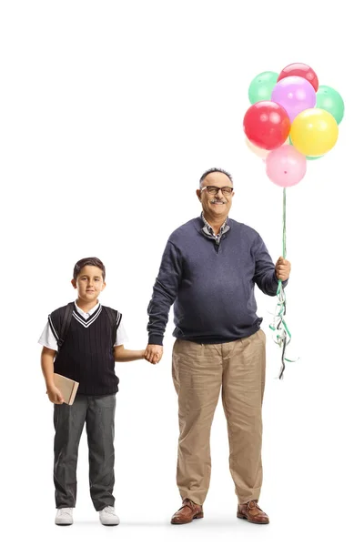 一个学生的全长肖像 他的祖父拿着气球 面带微笑 背景是白色的 — 图库照片