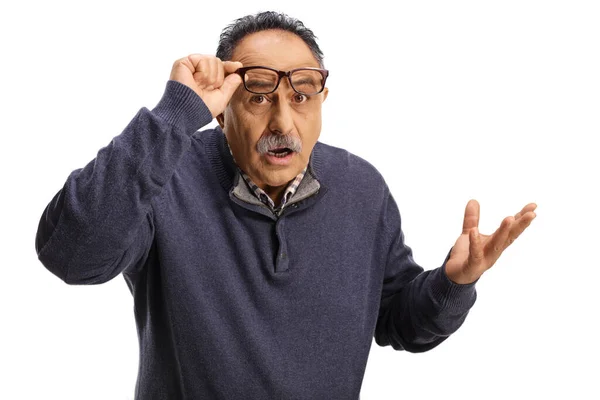 Zmatený Dospělý Muž Drží Brýle Gestikuluje Rukou Izolovanou Bílém Pozadí — Stock fotografie