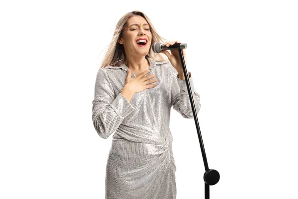 Schöne Sängerin Singt Auf Einem Mikrofon Isoliert Auf Weißem Hintergrund — Stockfoto