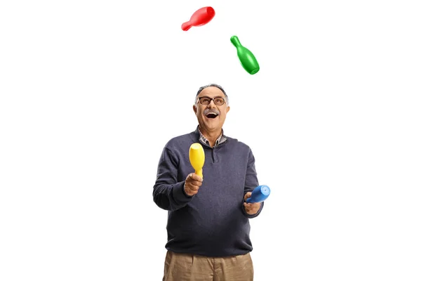 Szczęśliwy Dojrzały Mężczyzna Żonglerka Uśmiech Odizolowany Białym Tle — Zdjęcie stockowe