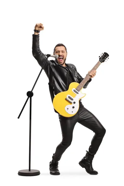 Cool Guitarrista Masculino Cantando Levantando Mão Isolada Fundo Branco — Fotografia de Stock