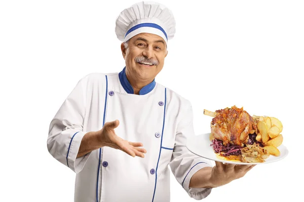 Alegre Cocinero Maduro Sonriendo Sosteniendo Plato Con Plato Carne Patatas — Foto de Stock