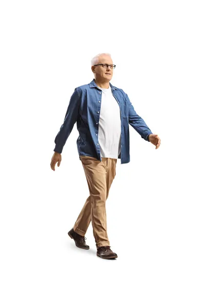Gözlüklü Olgun Bir Adamın Beyaz Arka Planda Tek Başına Yürürken — Stok fotoğraf