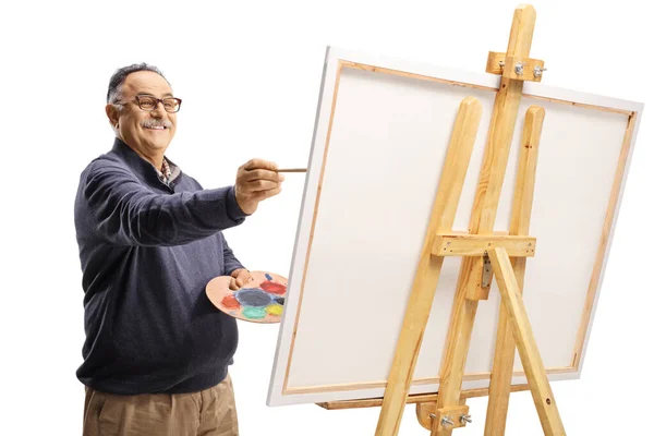 Glimlachende Volwassen Man Schilderen Een Doek Geïsoleerd Witte Achtergrond — Stockfoto