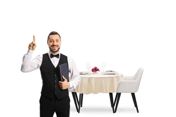 Kelner Przed Stołem Trzymający Listę Menu Wskazujący Odizolowanego Białym Tle — Zdjęcie stockowe