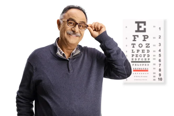 Homme Mûr Avec Test Examen Des Yeux Tenant Ses Lunettes — Photo