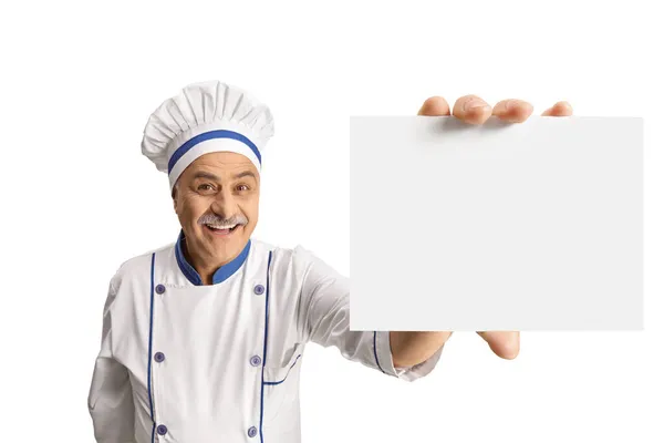 快乐而成熟的男性厨师展示一张白色背景的空白卡片 — 图库照片