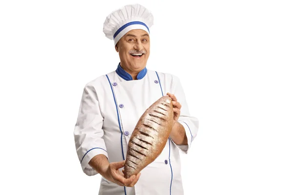 快乐而成熟的男厨师 手里拿着白面包 — 图库照片