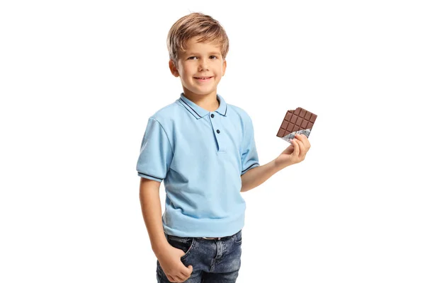 Bonito Menino Sorridente Uma Camiseta Azul Segurando Chocolate Isolado Fundo — Fotografia de Stock