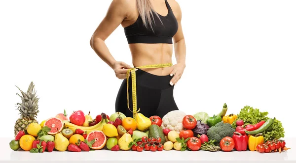 Corpo Femminile Che Misura Rifiuti Dietro Una Pila Frutta Verdura — Foto Stock
