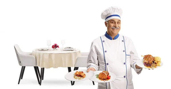 Chef Maschio Sorridente Con Tre Piatti Cibo Davanti Tavolo Ristorante — Foto Stock