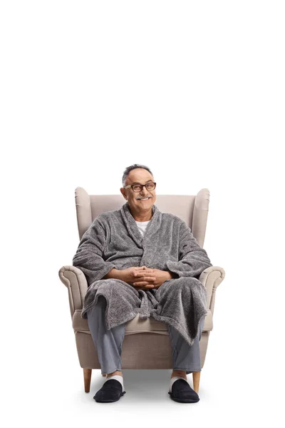Bornozlu Pijamalı Olgun Bir Adam Beyaz Arka Planda Izole Bir — Stok fotoğraf