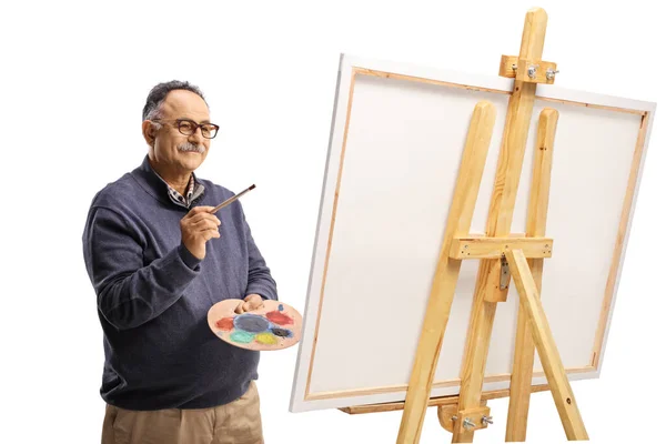 Starší Muž Štětcem Paletou Malba Plátně Izolované Bílém Pozadí — Stock fotografie