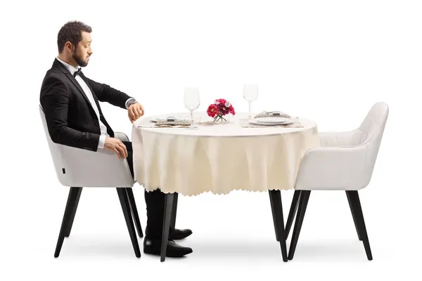 Besviken Man Sitter Ensam Vid Ett Restaurangbord Och Kontrollerar Tid — Stockfoto