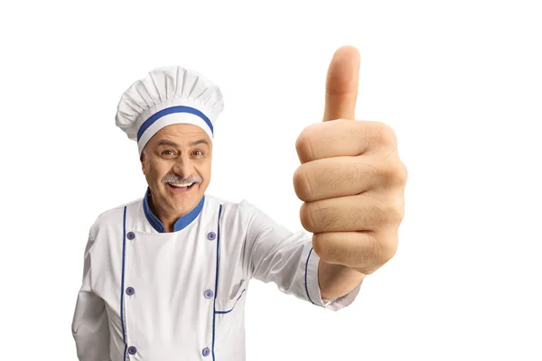 成熟的男厨师面带微笑 并在白色背景上为一个大拇指上的标志做手势 — 图库照片