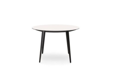 Beyaz arkaplanda izole edilmiş yuvarlak bir masanın stüdyo görüntüsü