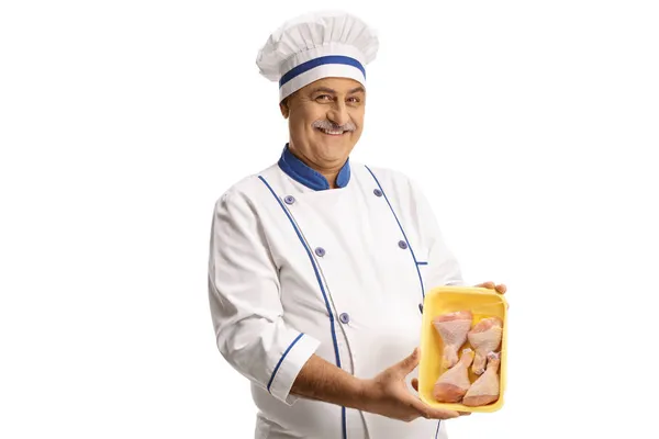 Chef Macho Maduro Sosteniendo Paquete Muslos Pollo Aislados Sobre Fondo — Foto de Stock