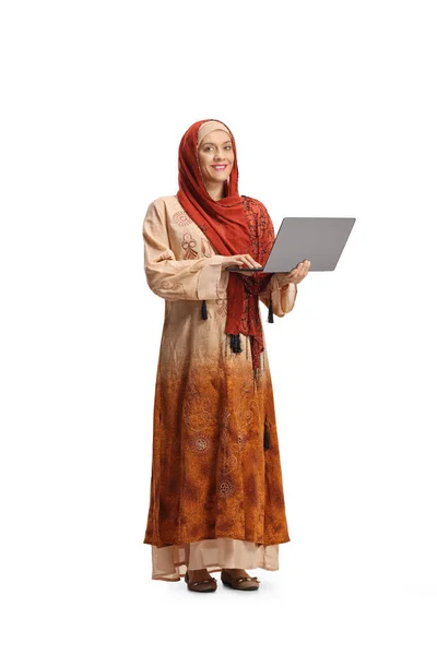 Портрет Женщины Хиджабе Ноутбуком Белом Фоне — стоковое фото