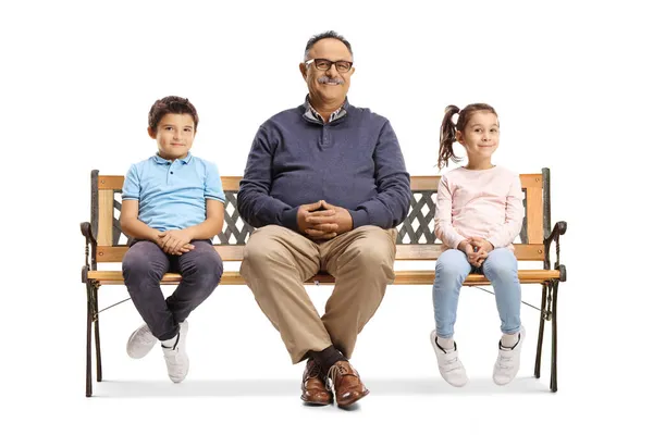Nonno Con Nipoti Seduti Una Panchina Isolata Sfondo Bianco — Foto Stock