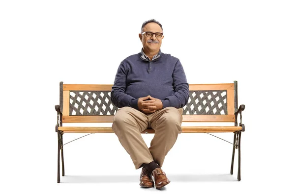 Usmívající Dospělý Muž Brýlemi Sedí Lavičce Izolované Bílém Pozadí — Stock fotografie