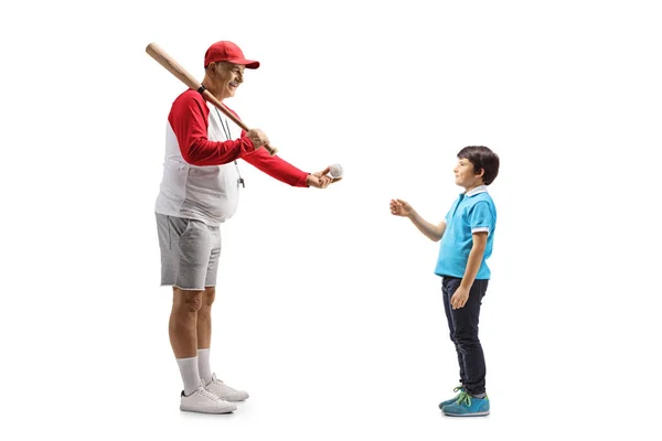 Полнометражный Снимок Взрослого Мужчины Бейсбольной Битой Дающей Мяч Мальчику Белом — стоковое фото