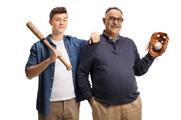 一个成熟的男人和一个拿着棒球棒和手套的少年 背景是白色的 — 图库照片