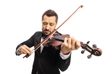 Beyaz arka planda izole edilmiş keman çalan zarif bir adamın yakın plan çekimi. 