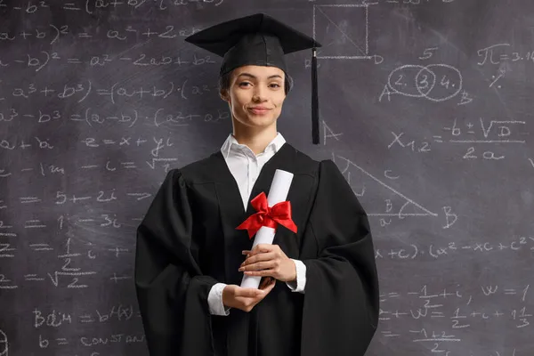 Kvinna Doktorand Med Diplom Framför Svarta Tavlan Med Matematiska Formler — Stockfoto
