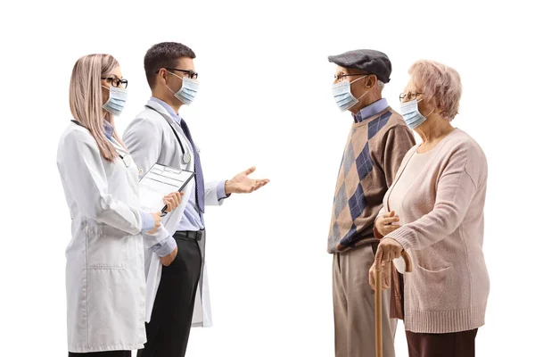 Médicos Com Máscaras Médicas Conversando Com Pacientes Idosos Isolados Fundo — Fotografia de Stock