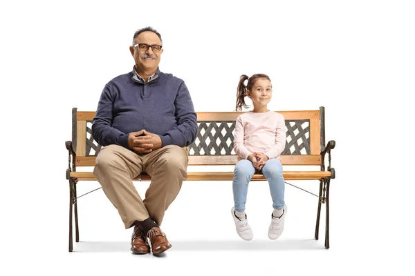 熟女男と小さな女の子座っていますベンチと見ますカメラ隔離された上の白い背景 — ストック写真