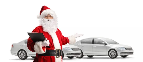 Santa Claus Ukazuje Nové Stříbrné Vozy Drží Schránku Izolované Bílém — Stock fotografie