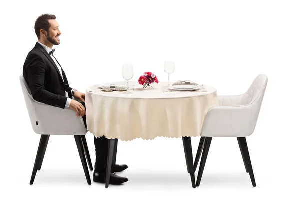 Beyaz Arka Planda Tek Başına Bir Restoran Masasında Oturan Gülümseyen — Stok fotoğraf