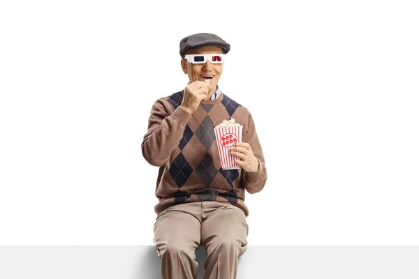 Älterer Mann Sitzt Auf Einer Tafel Mit Popcorn Und Brille — Stockfoto