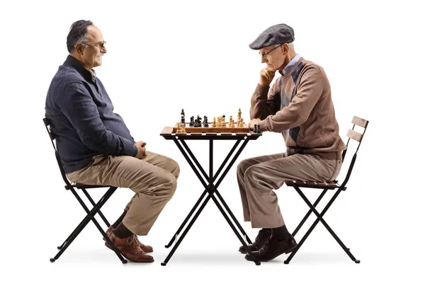 Zwei Ältere Männer Spielen Schach Isoliert Auf Weißem Hintergrund — Stockfoto