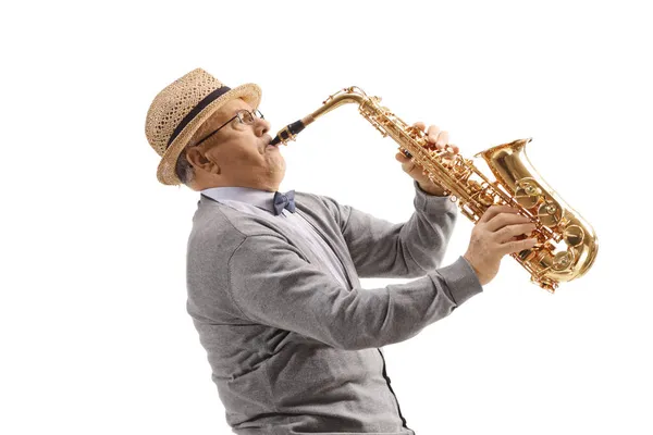 Äldre Herre Spelar Saxofon Isolerad Vit Bakgrund — Stockfoto