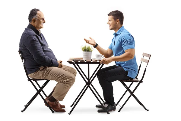 Giovane Seduto Caffè Parlando Con Uomo Maturo Isolato Sfondo Bianco — Foto Stock