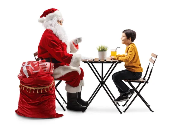 Papai Noel Bebendo Café Sentado Uma Mesa Com Menino Isolado — Fotografia de Stock