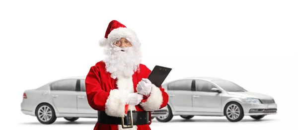 Santa Claus Drží Podložku Před Stříbrnými Auty Izolované Bílém Pozadí — Stock fotografie