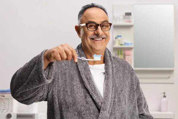 Lächelnder Älterer Mann Bademantel Mit Zahnbürste Und Zahnpasta Badezimmer — Stockfoto