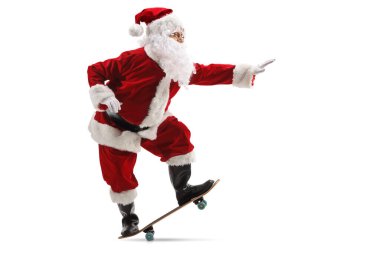 Beyaz arka planda izole edilmiş kaykay süren mutlu bir Noel Baba 'nın tam boy profil çekimi.