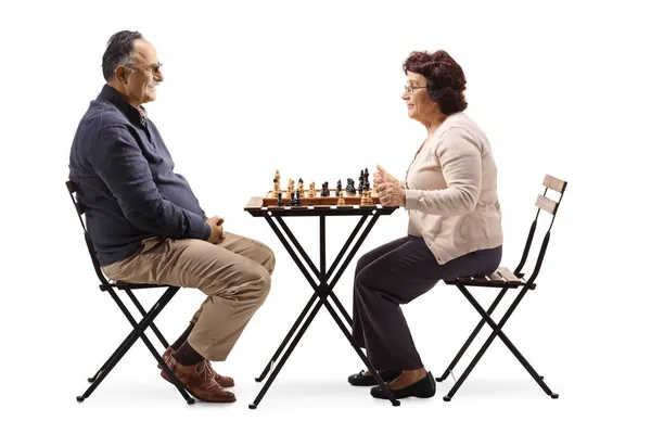 Hombre Mujer Mayores Jugando Ajedrez Una Mesa Aislada Sobre Fondo — Foto de Stock