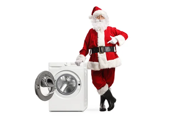 Ganztägiges Porträt Des Weihnachtsmannes Der Sich Eine Offene Waschmaschine Lehnt — Stockfoto